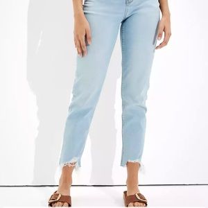 American Eagle // Light wash mom jeans // Size 10 (long)